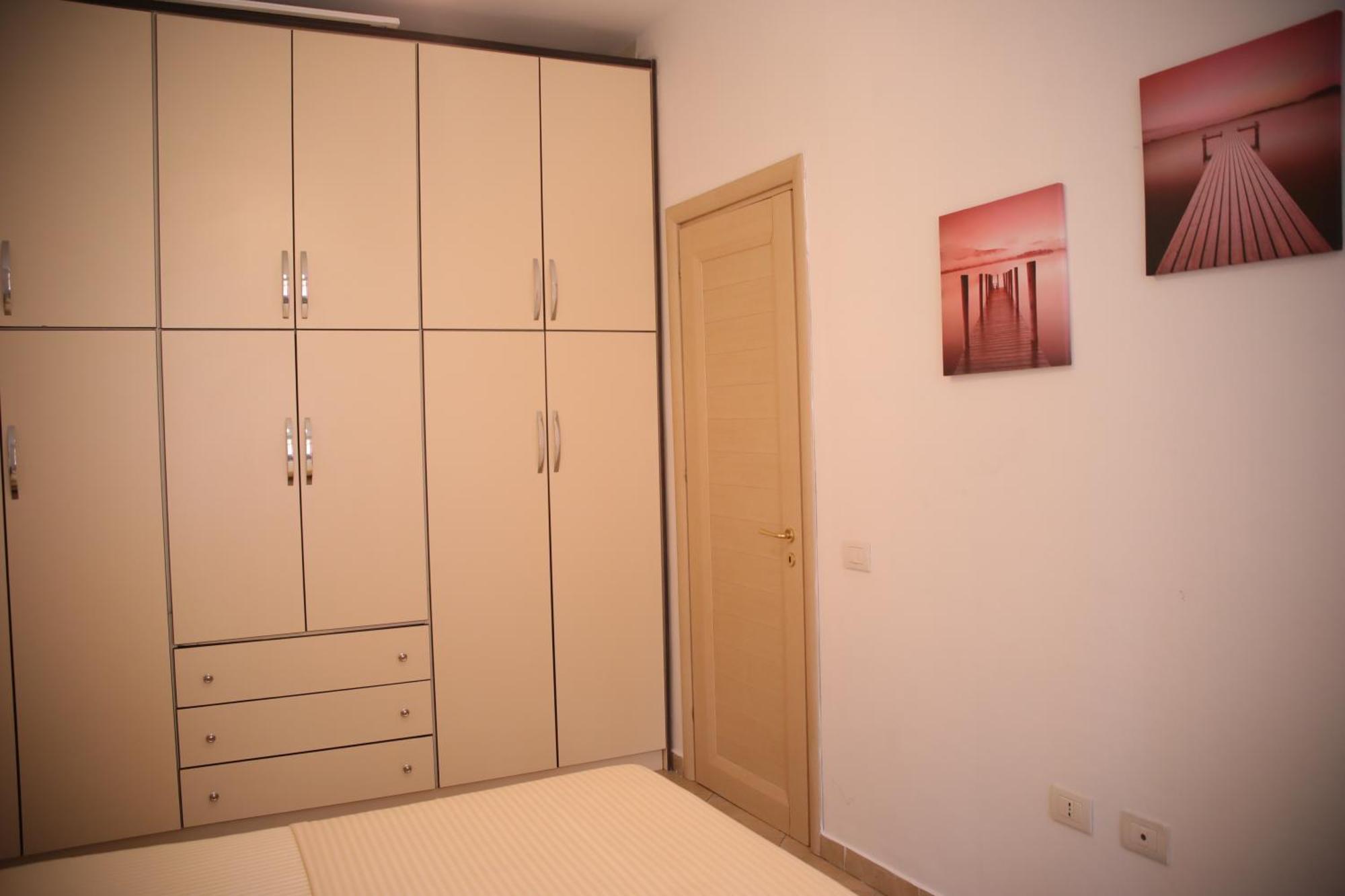 Pleasant Apartment With Free Dedicated Parking In Komuna E Parisit Tirana Exterior foto